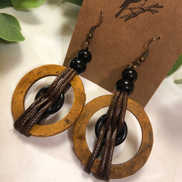 Round wood and black earrings. Statement earrings - Picture 4 of 6